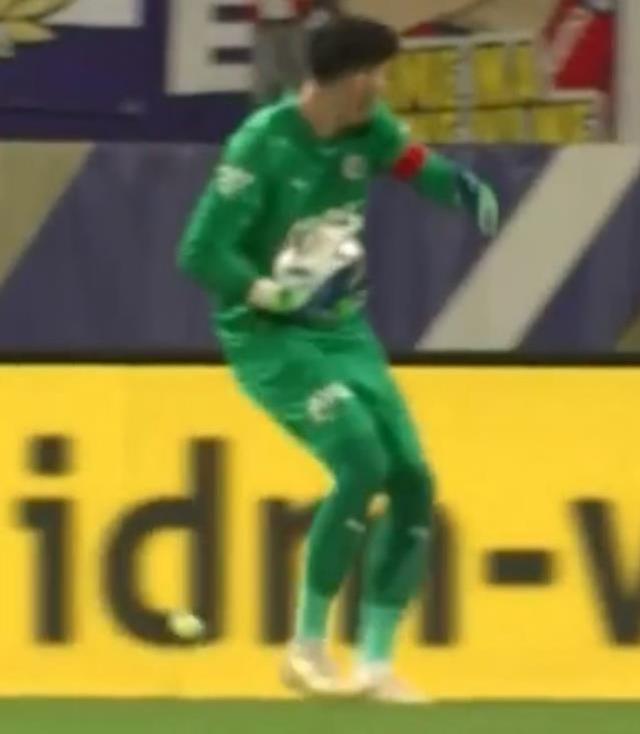 Avusturya'da skandal! Altay Bayındır'ı tribünden fırlattıkları davul tokmağıyla boynundan vurdular