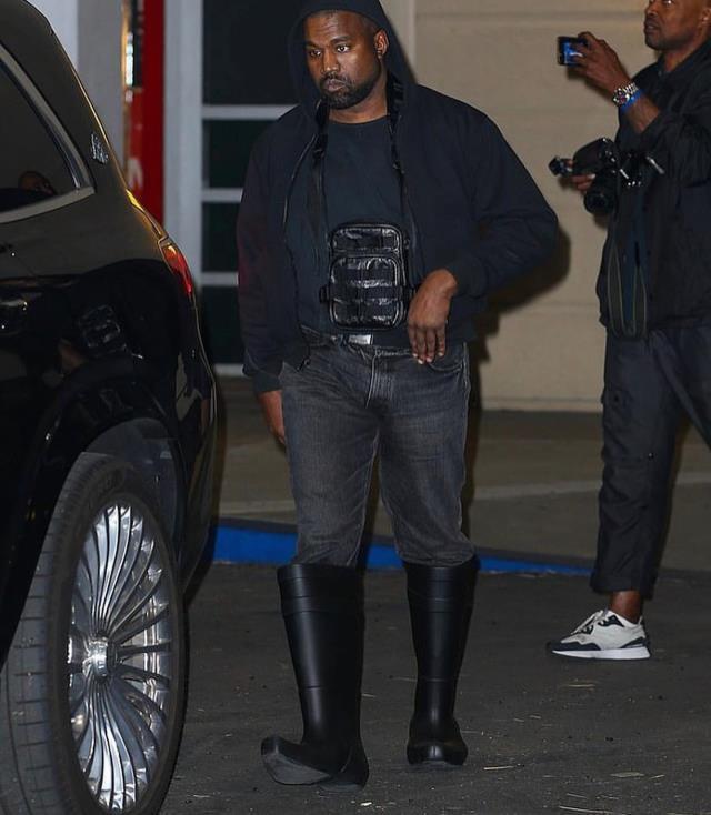 Elon Musk, gamalı haç paylaşan rapçi Kanye West'in Twitter hesabını askıya aldı