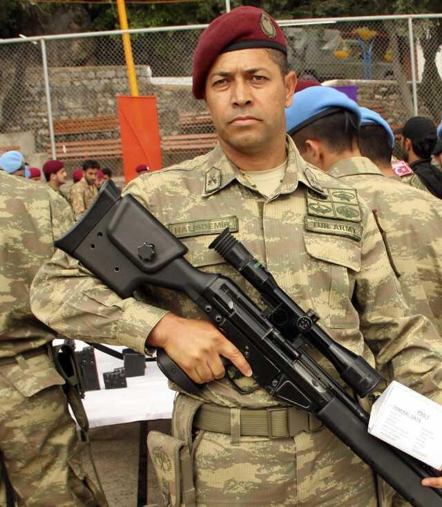 Zekai Aksakallı, Ömer Halisdemir'e şehadet emrini verdiği anları anlatırken gözyaşlarını tutamadı