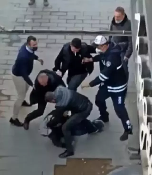 Yanlış anlaşılan adam, sokağın ortasında tekme tokat dayak yedi