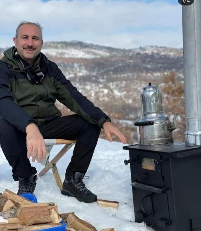 Eski Adalet Bakanı Abdulhamit Gül'den istifa sonrası ilk fotoğraf! Köy hayatı yaşıyor