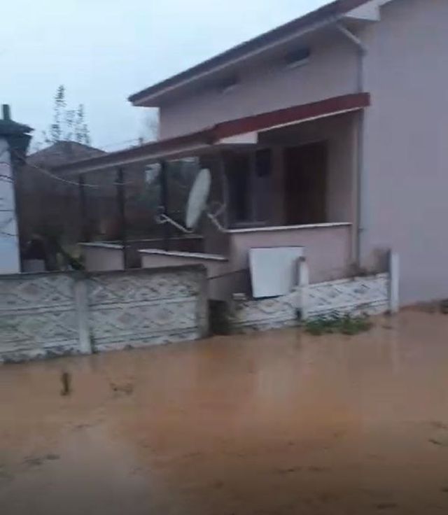 Düzce'de Sağanak Yağış Sonucu Evleri Su Bastı
