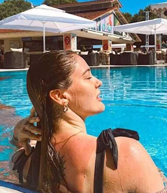 Voleybolcu Zehra Güneş'ten bikinili havuz pozu! Karedeki fark eden herkes aynı yorumu yaptı