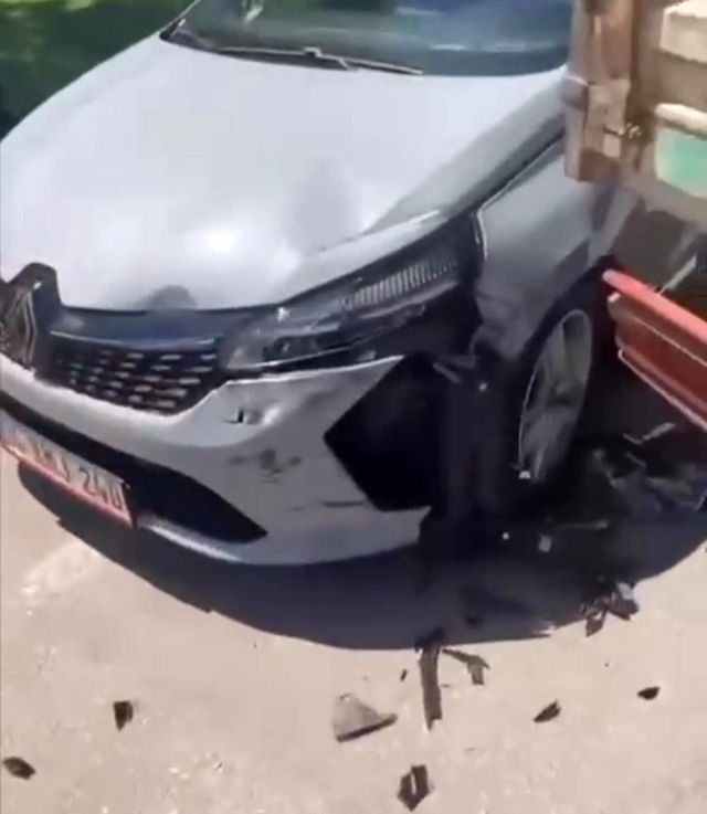 Genç kız çaldığı kamyonla kaza yaptı! Yakalanınca dondu kaldı