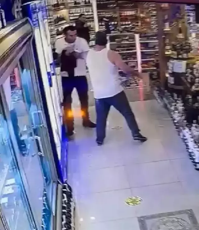 Sorun yaşadığı kardeşinin dükkanına baltayla saldırdı