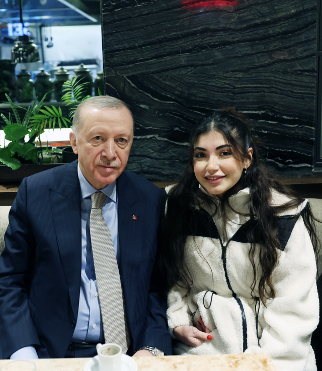 Cumhurbaşkanı Erdoğan bir kafede vatandaşlarla sohbet etti, çocukları sevdi