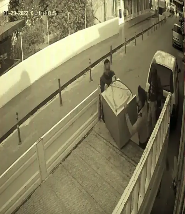 Böyle yüzsüz hırsız görülmedi! Gözüne kestirdiği dükkanı kamyon tutup boşalttı, komşuya da hamallık yaptırdı