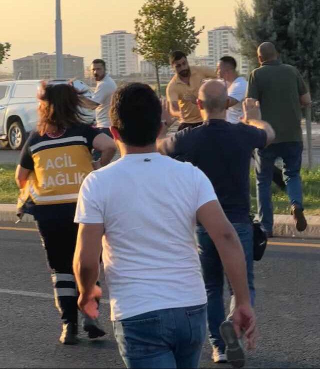 Diyarbakır'da yol verme tartışmasında 4 sağlıkçı bıçaklandı
