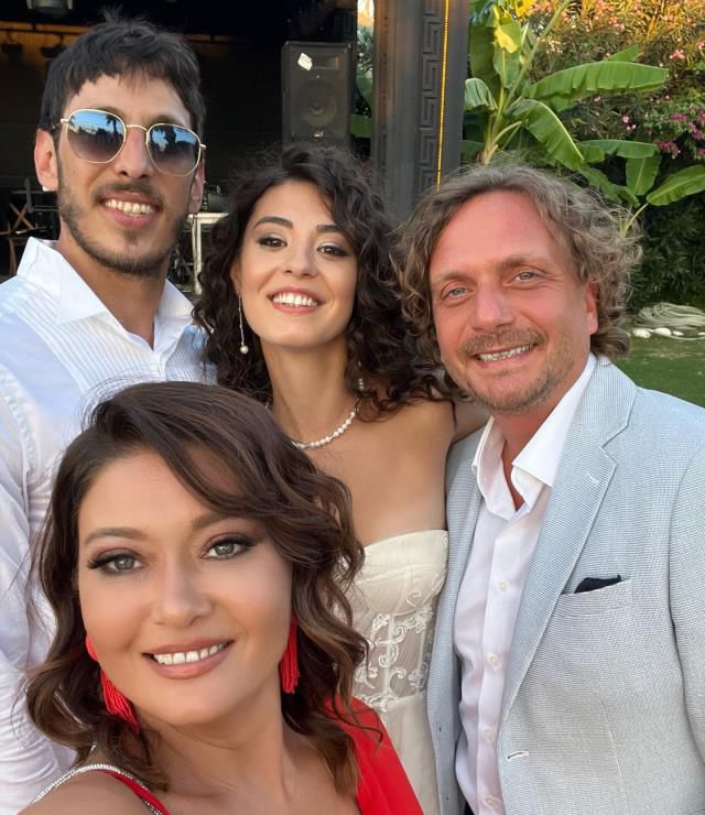 Nurgül Yeşilçay, yeğeninin düğününde dekolteli elbisesiyle kurtlarını döktü! Yazdığı not ise bomba