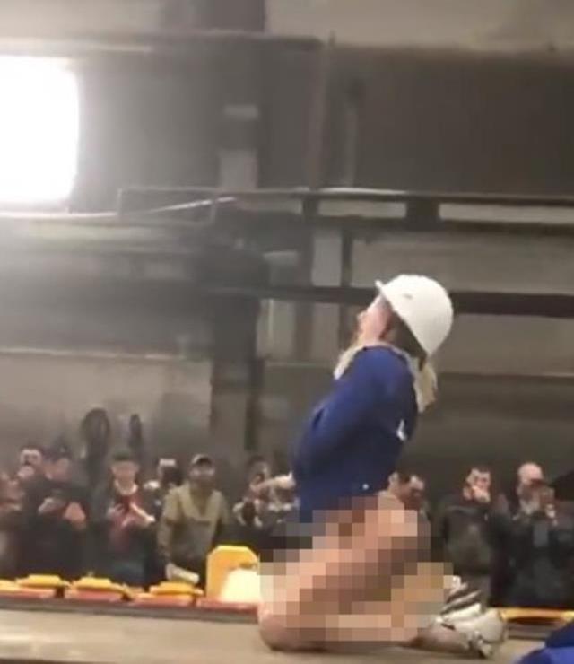 Rusya'da işçiler şantiyeye striptizci getirdi: Klasik müzik eşliğinde dans etti