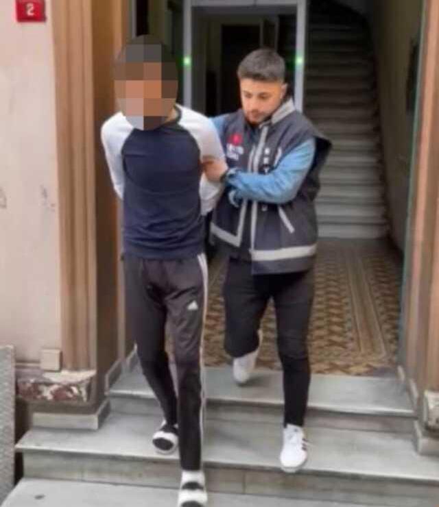 Korsan taksiciyi gasp eden adam, Taksim'de 'Ben Robin Hood'um' diyerek parayı önüne gelene dağıttı