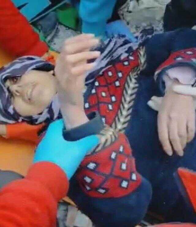 203 saat sonra inanılmaz kurtuluş! 7 katlı bina enkazının en dibinden sağ çıktılar