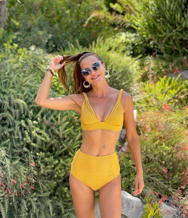 Ebru Şallı'nın 'Sarı sevenler' notuyla paylaştığı bikinili fotoğrafına beğeni yağdı