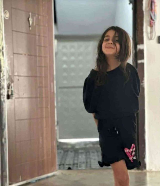Kalabalığa dönüp haykıran Narin'in akrabası yumruklanarak susturuldu: Gidin yalan konuşun, tamam mı?