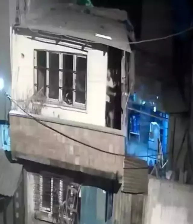 Adana'da balkondan balkona silahlı çatışma