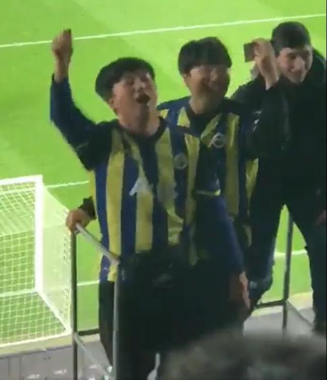 Fenerbahçe tribününde ilginç anlar! Güney Koreli amigolardan Kuzey Kore'ye küfürlü tezahürat