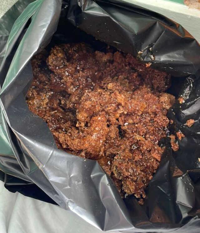 Duvardan ve yerden bal fışkırdı! Genç çift evlerinden 20 çuval bal peteği çıkardı Duvardan ve yerden bal fışkırdı! Genç çift evlerinden 20 çuval bal peteği çıkardı