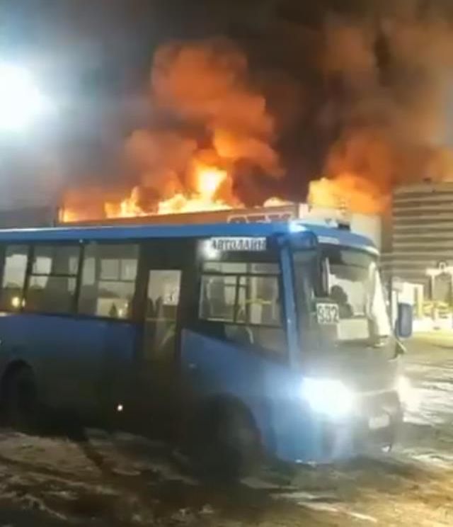 Rusya'yı ayağa kaldıran yangın! Alevler çatıdan başlayıp bir anda tüm AVM'yi sardı