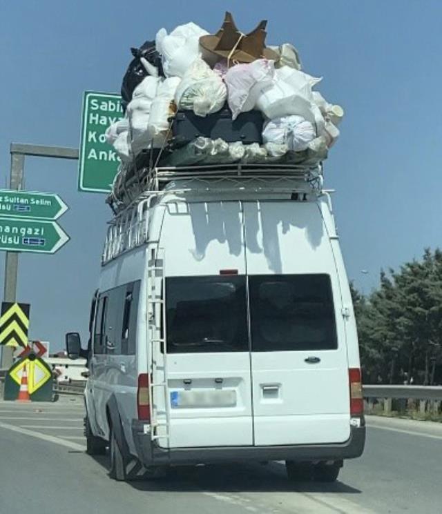 Sultanbeyli'de aşırı yüklü minibüs ve kamyon trafiği hiçe saydı