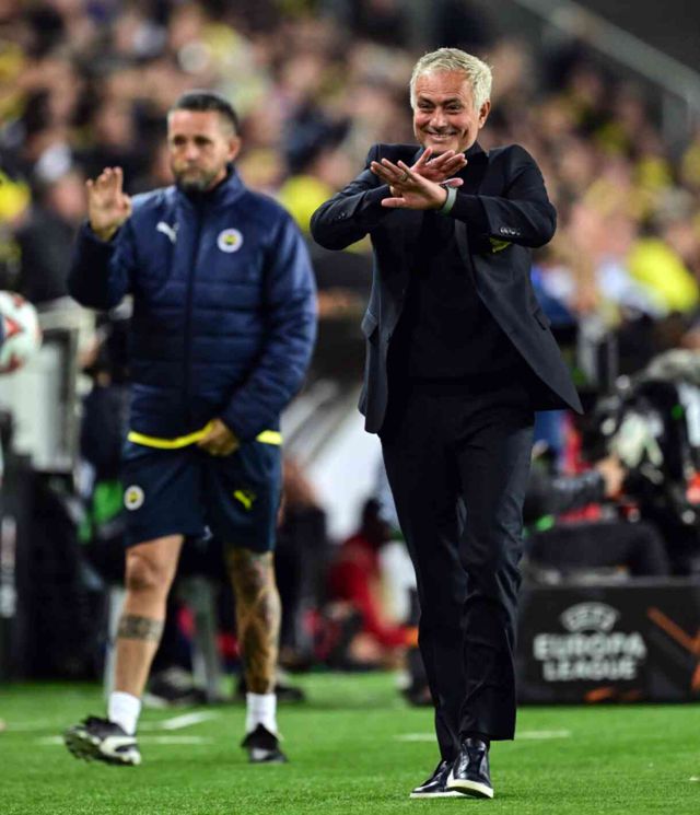 Eski takımına karşı kırmızı kart gören Mourinho İngiliz gazetelerine manşet oldu