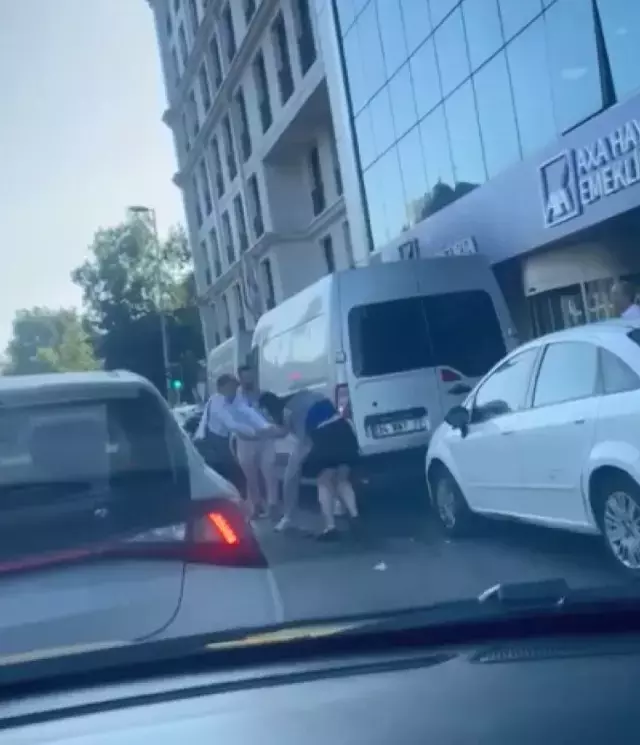 Kadın yolcu araçta sigara içmesine karşı çıkan taksiciye saldırdı