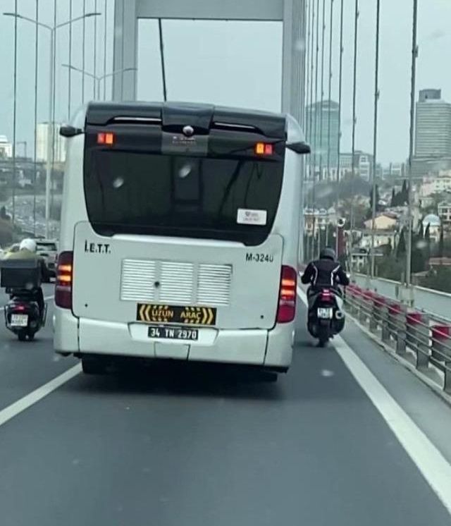 15 Temmuz Şehitler Köprüsü'nde İETT otobüsü, motosikletliye siper oldu