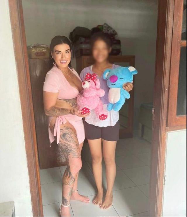 Yetimhaneye giden genç kadının dekoltesi olay yarattı! Ölüm tehditleri bile alıyor