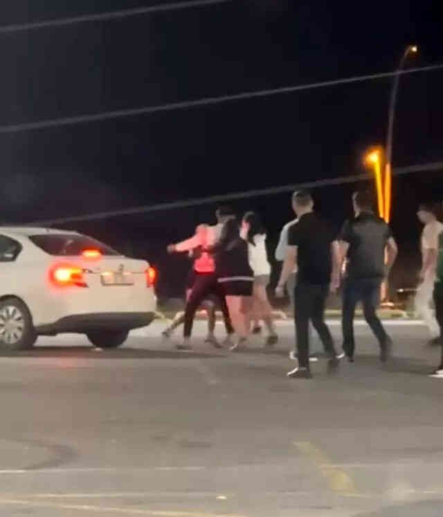 Tekme tokat birbirine girdiler! Genç kızların kavgası kamerada