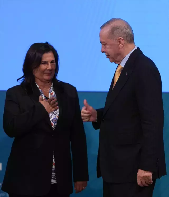 Ak Parti'ye katılan 9 belediye başkanı rozetlerini aldı
