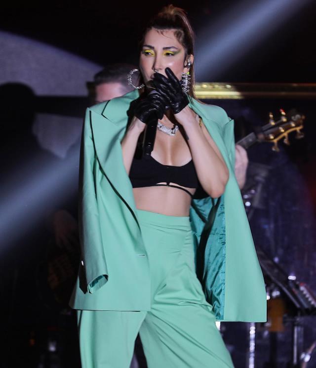 49 yaşındaki Hande Yener, sandalye üzerinde dans etti