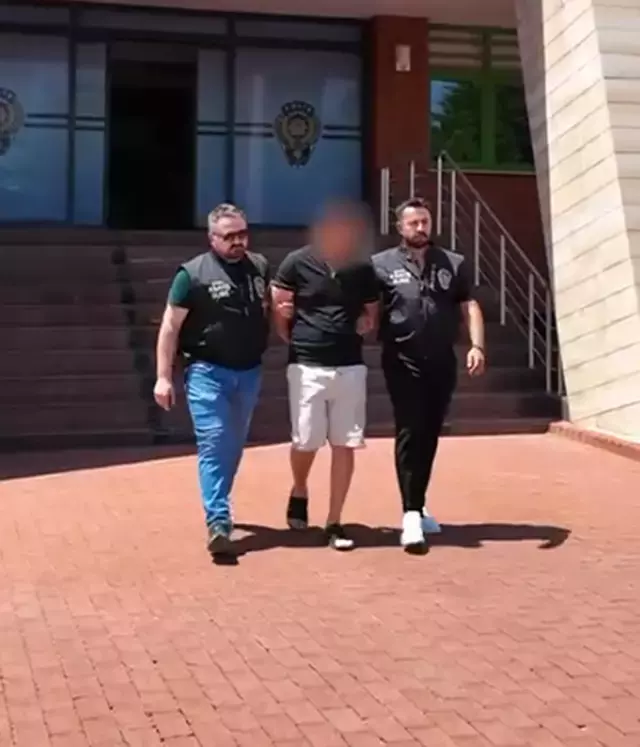 4 çocuğunun gözü önünde eski eşini boğarak katletti