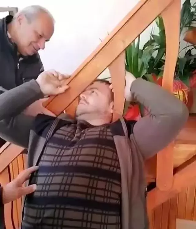 Rizelinin başına gelenler arkadaşlarını hayrete düşürdü! Yaslandığı merdiven boşluğuna kafası sıkıştı