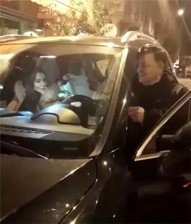 'İki eşim var, ikisini de çok seviyorum' diyen Yılmaz Vural, genç kadınlarla objektiflere takıldı