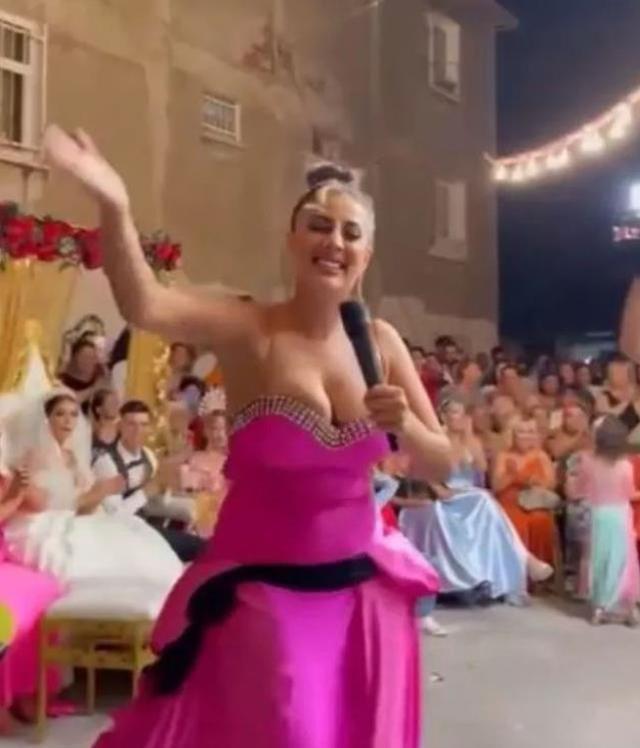 Düğünde şarkı söyleyen Solmaz, abartılı dekoltesiyle gelinin bile önüne geçti