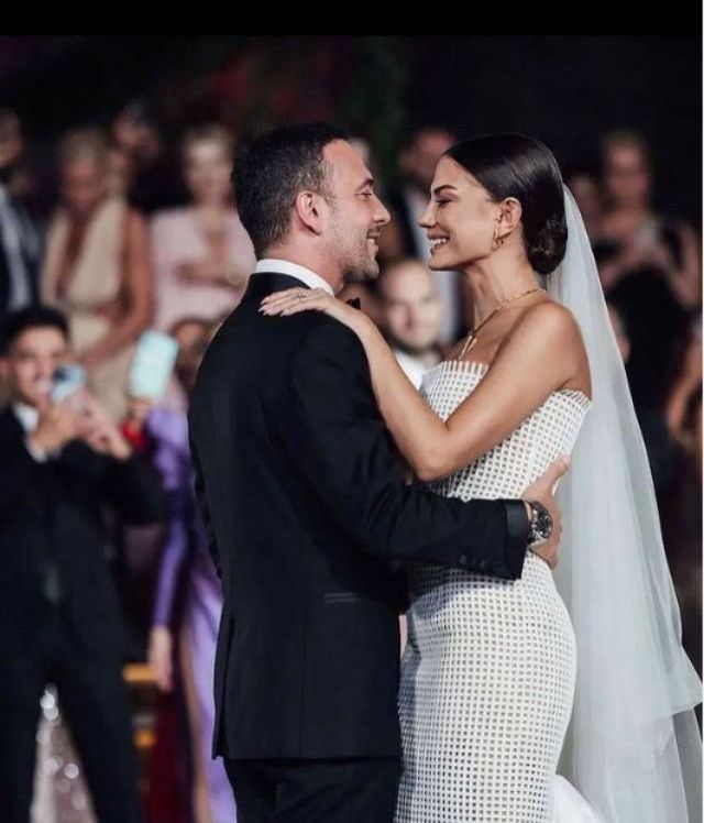 Demet Özdemir gelinliklerine gelen eleştirilere karşı sessizliğini bozdu