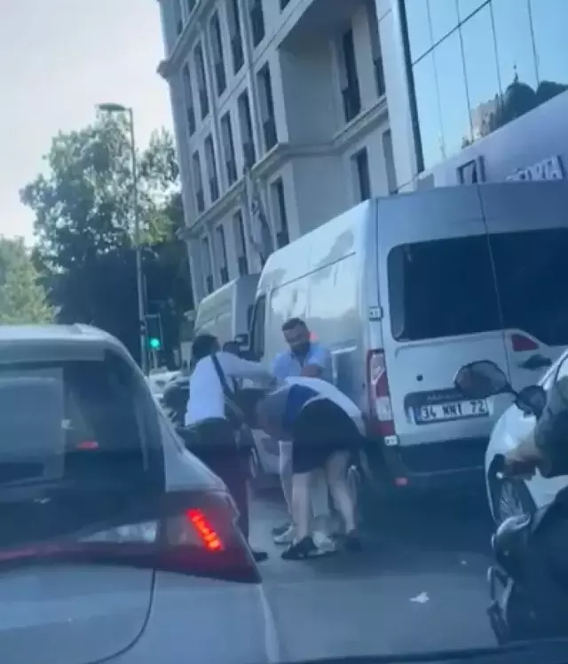 Kadın yolcu araçta sigara içmesine karşı çıkan taksiciye saldırdı