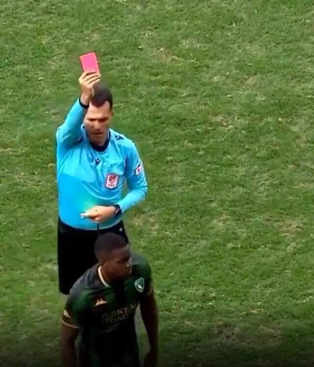 Böyle atılma tarihte görülmedi! Türkiye Kupası'nda çıkan kırmızı karta kimse akıl sır erdiremedi