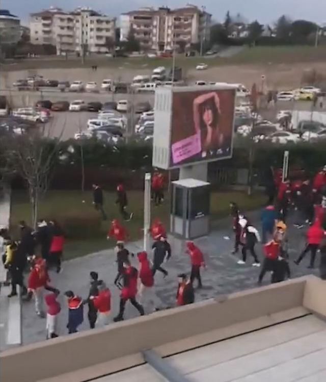 Meydan savaşı! Fenerbahçe ve Galatasaray taraftarları acımasızca birbirine saldırdı