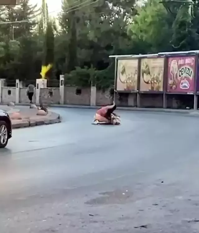İki kadın sokak ortasında saç saça kavga etti! Üstlerinin açılmasına bile aldırış etmediler
