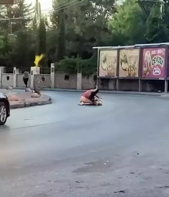 İki kadın sokak ortasında saç saça kavga etti! Üstlerinin açılmasına bile aldırış etmediler