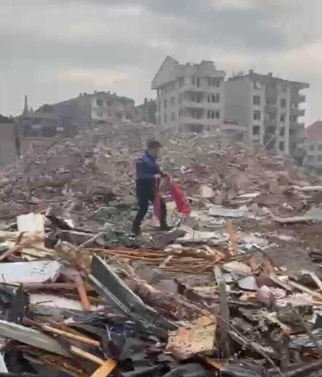 Türk bayrağı için yıkım durdurup kepçe üstüne çıkmıştı, o anları anlattı
