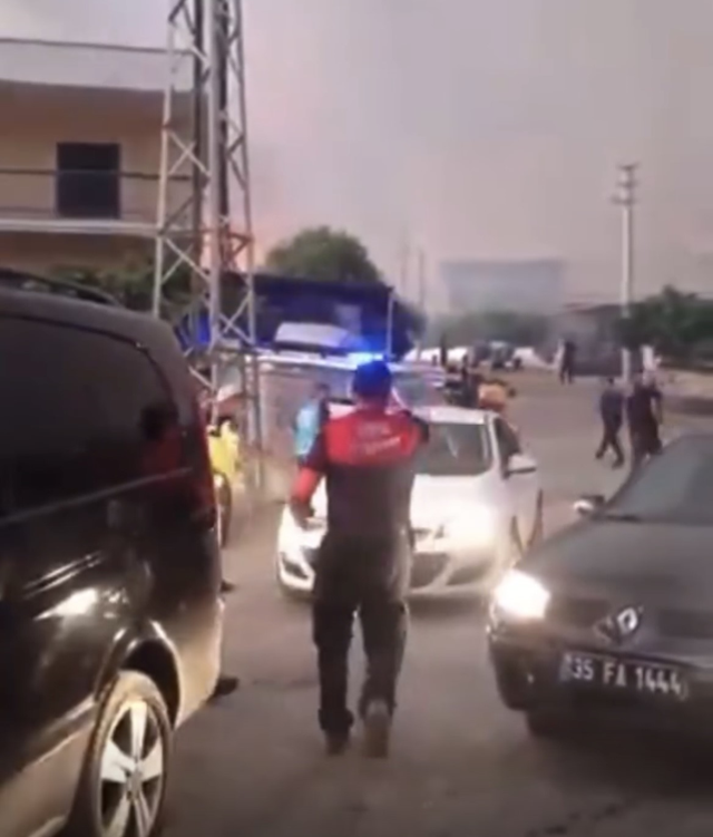 Aliağa'daki yangın Foça'ya doğru genişledi, bazı evler tahliye edildi
