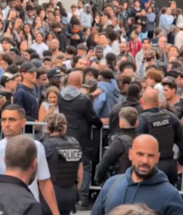 3000 kişinin katıldığı ücretsiz tavuk kaosa dönüştü, polis biber gazı ile müdahale etti