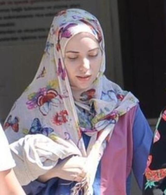 Gamze Özçelik'in kardeşi ortaya çıktı! Ablasının yolundan gidiyor