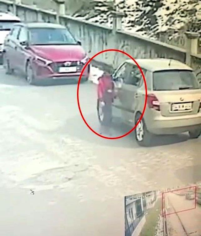 Otomobillerinde derin çizikler oluşan mahalle sakinleri, güvenlik kayıtlarını izlediklerinde gördüklerine inanamadı
