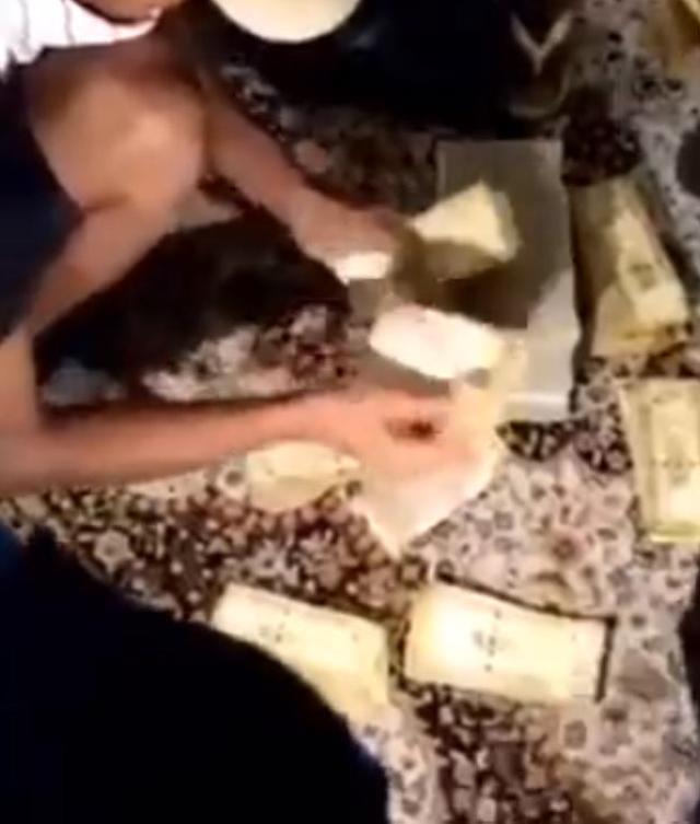 Sri Lanka'da başkanlık sarayını işgal eden protestocular, binanın içinde tomar tomar para buldu