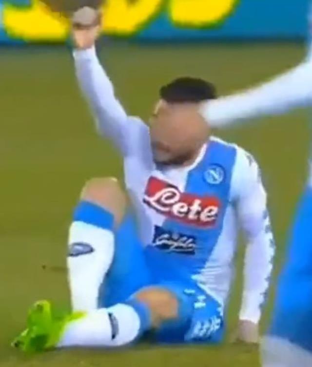 Herkes ağzı açık izledi! Mertens'in yerden kalkmak için yaptığı hareket olay oldu