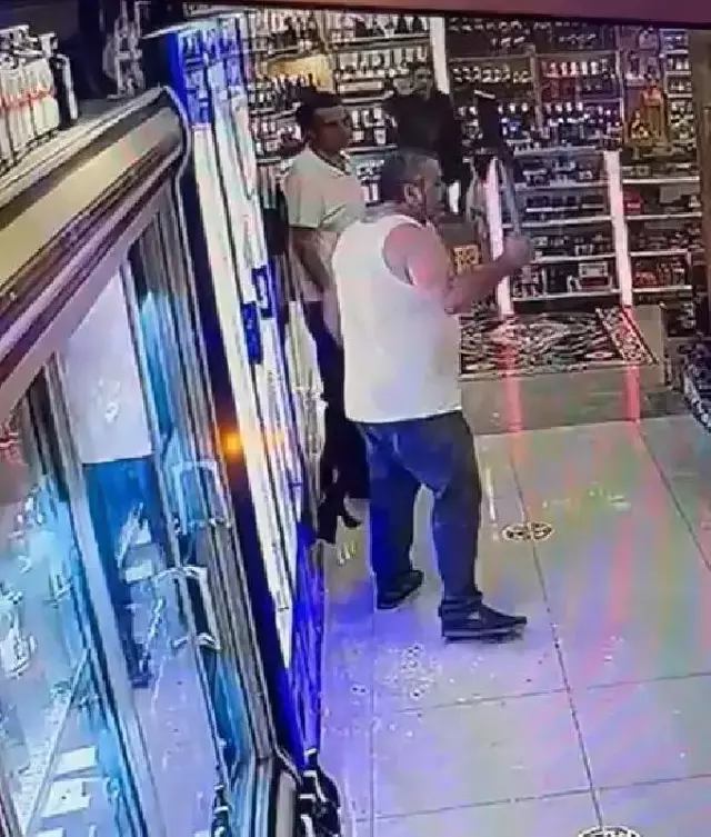 Sorun yaşadığı kardeşinin dükkanına baltayla saldırdı