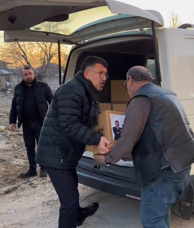 CHP'li Veli Ağbaba'nın yardım kolileri büyük tartışma yarattı
