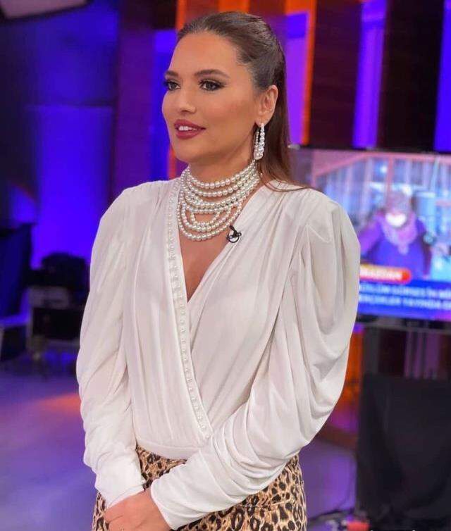 Demet Akalın, yangında evini kaybeden Fatma Teyze'ye verdiği sözü tuttu